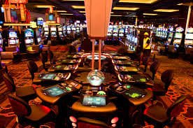 Pemain merayakan kemenangan jackpot besar dalam permainan slot online di mumuslot